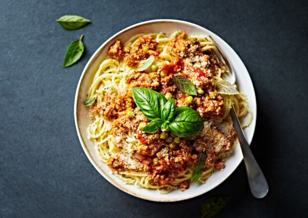Fotografia przedstawiająca Spaghetti bolognese z groszkiem