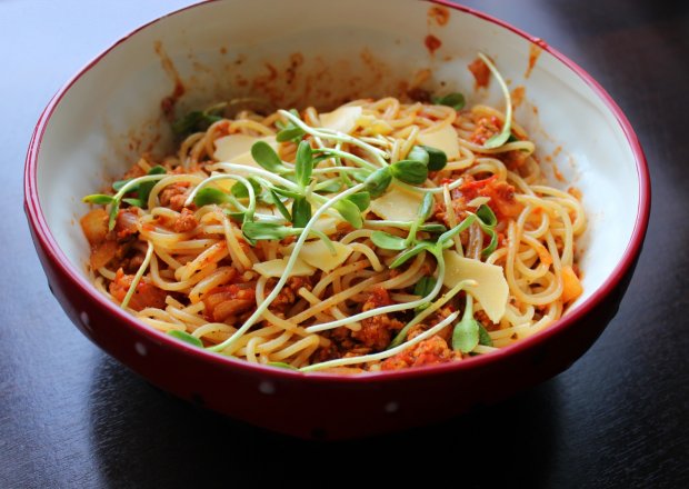 Fotografia przedstawiająca Spaghetti bolognese z kiełkami słonecznika