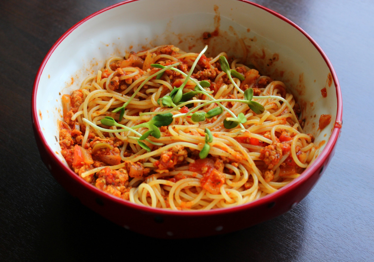 Spaghetti bolognese z kiełkami słonecznika foto
