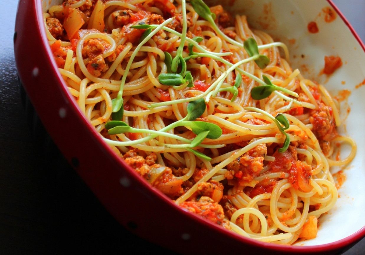 Spaghetti bolognese z kiełkami słonecznika foto