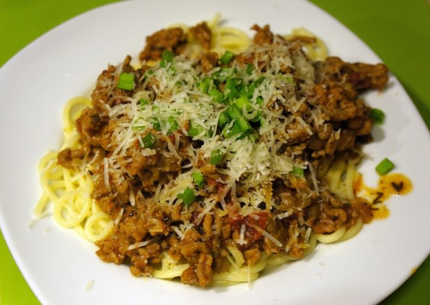 Fotografia przedstawiająca Spaghetti bolognese z mielonym mięsem
