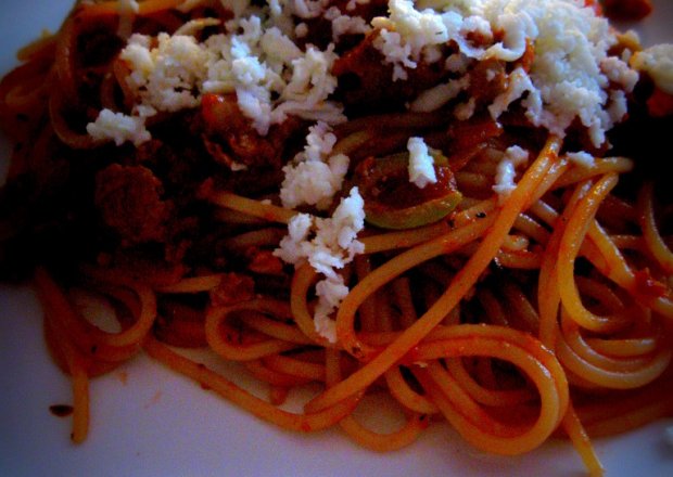 Fotografia przedstawiająca Spaghetti  bolognese z oliwkami i mozarellą