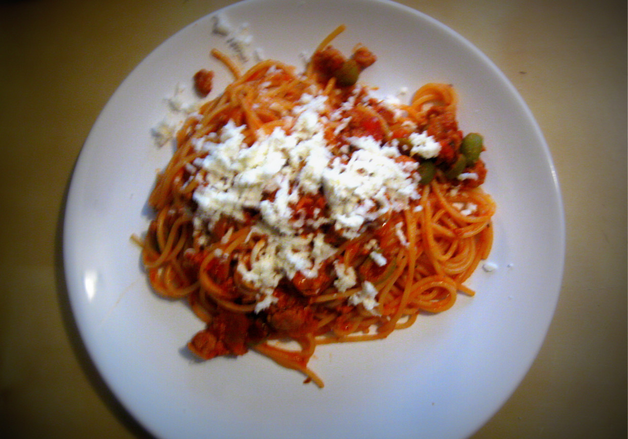 Spaghetti  bolognese z oliwkami i mozarellą foto