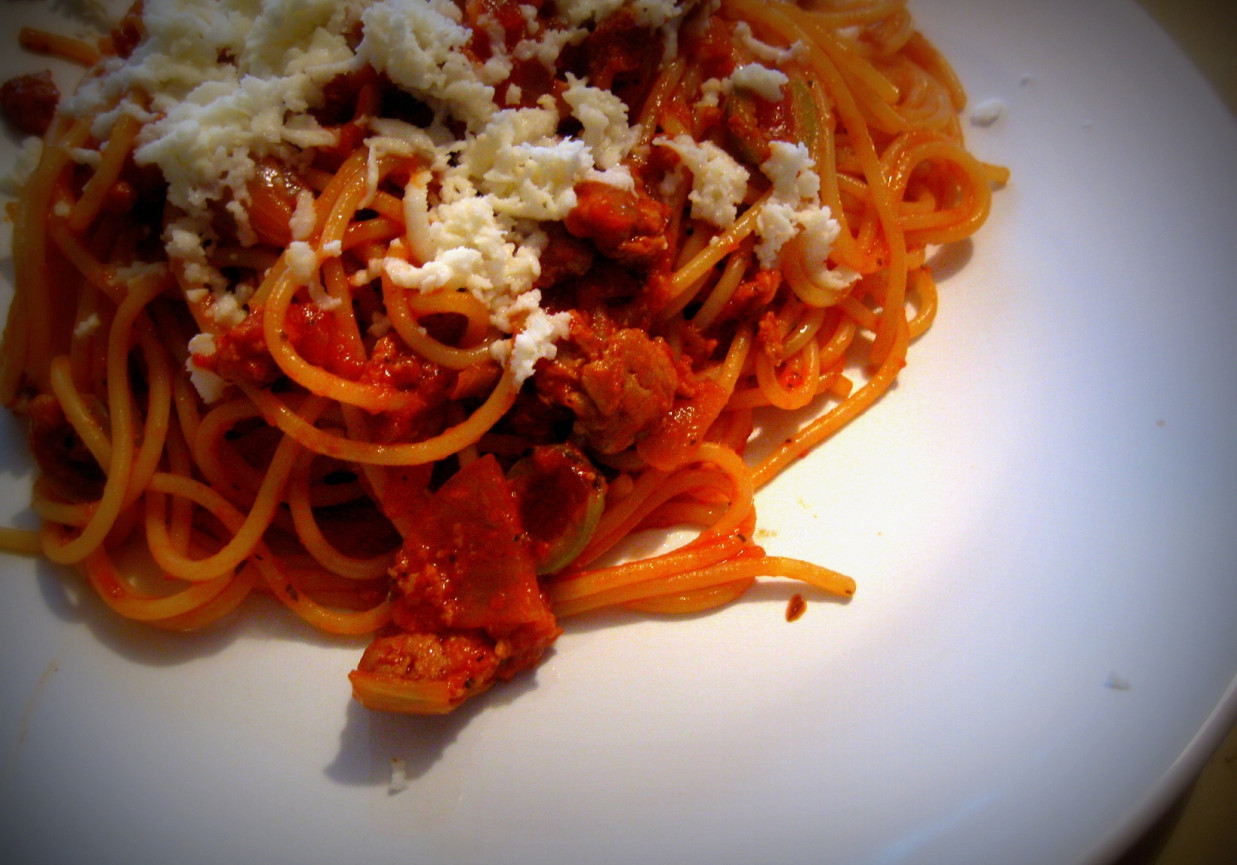 Spaghetti  bolognese z oliwkami i mozarellą foto