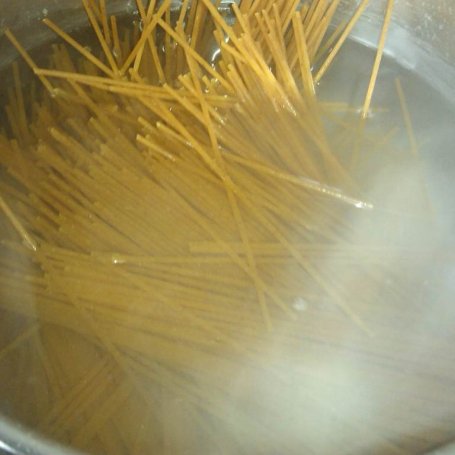 Krok 12 - Spaghetti bolognese z oscypkiem foto