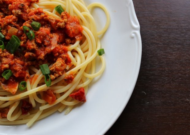 Fotografia przedstawiająca Spaghetti bolognese z pieczarkami