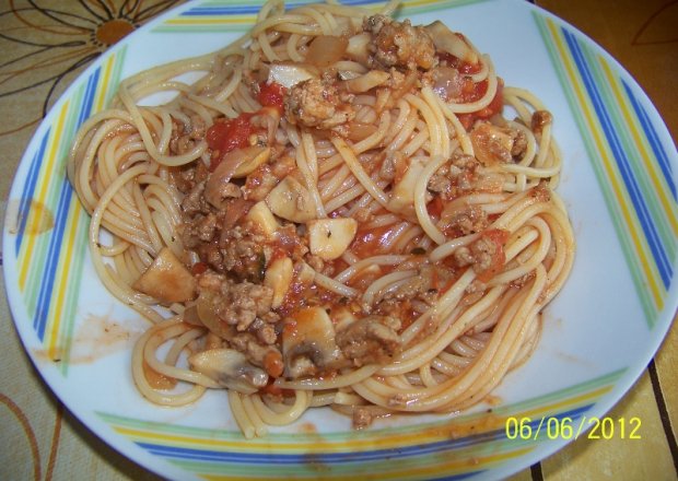 Fotografia przedstawiająca spaghetti bolognese z pieczarkami