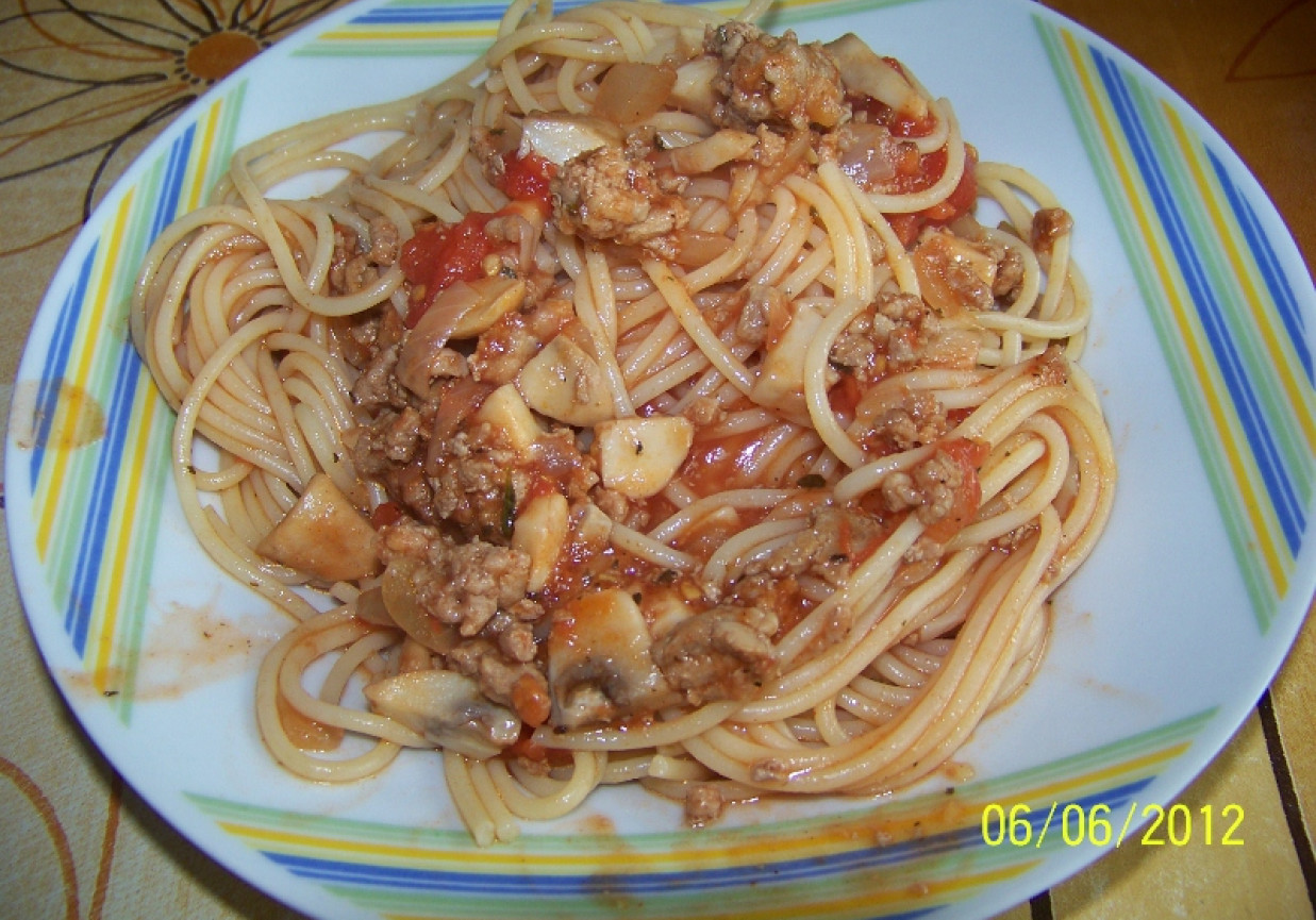 spaghetti bolognese z pieczarkami foto