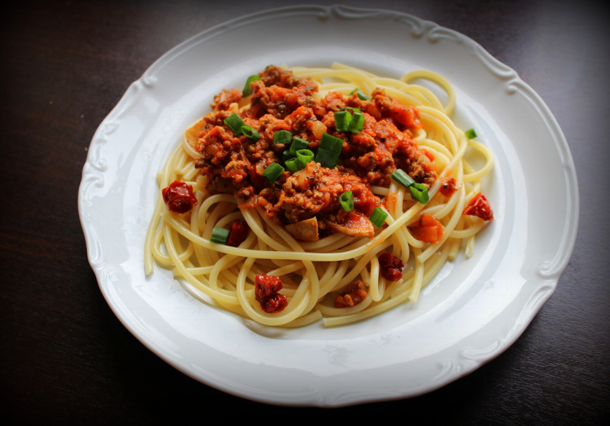 Spaghetti bolognese z pieczarkami foto