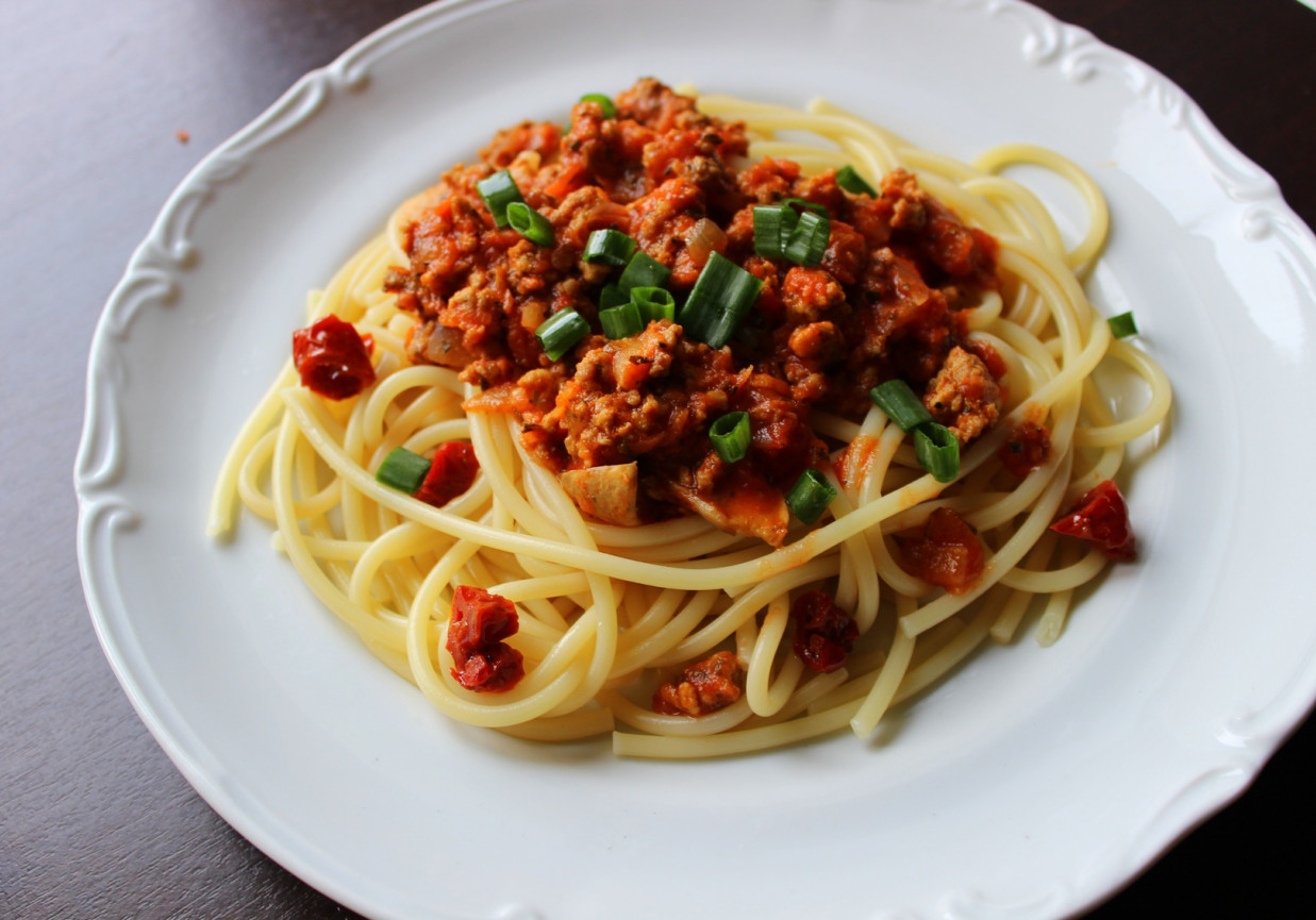 Spaghetti bolognese z pieczarkami foto