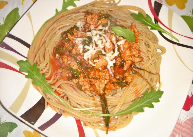 Fotografia przedstawiająca Spaghetti bolognese z rukolą