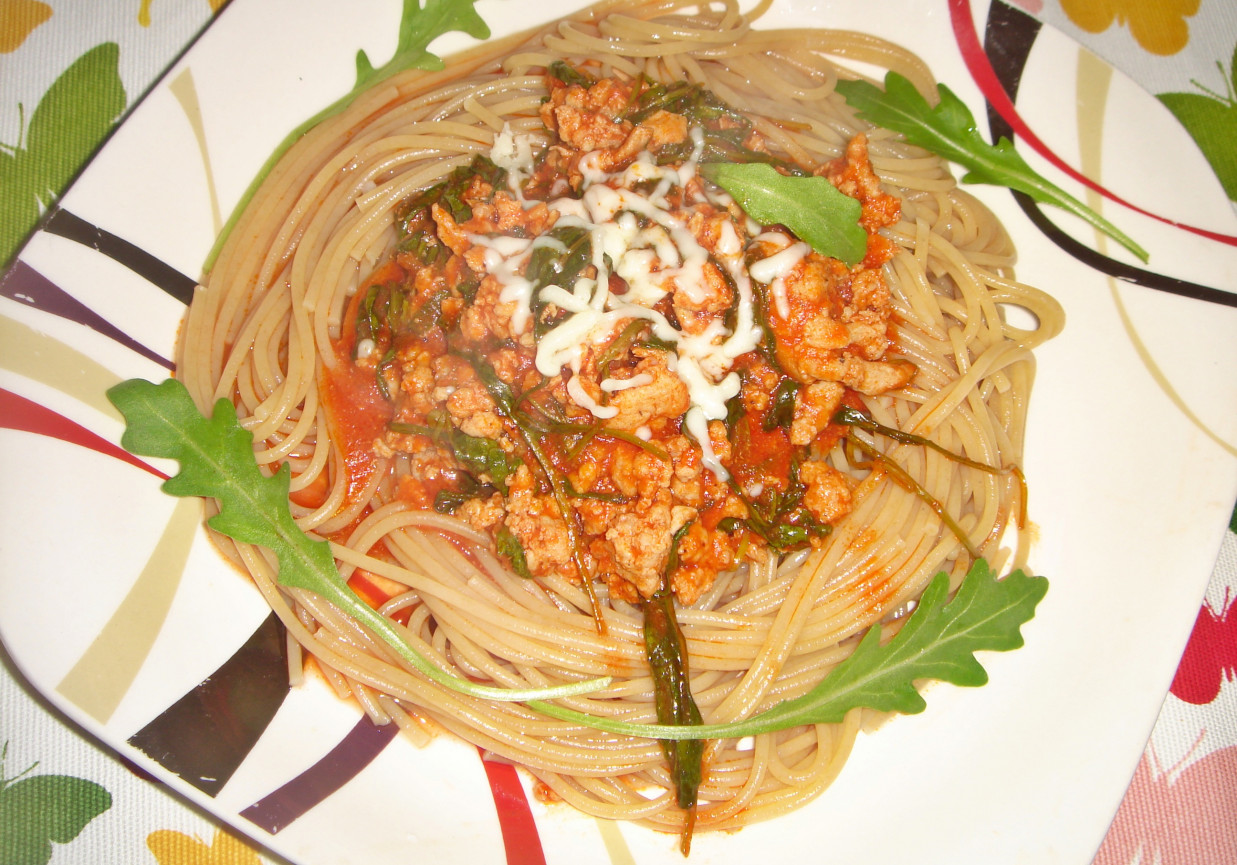 Spaghetti bolognese z rukolą foto