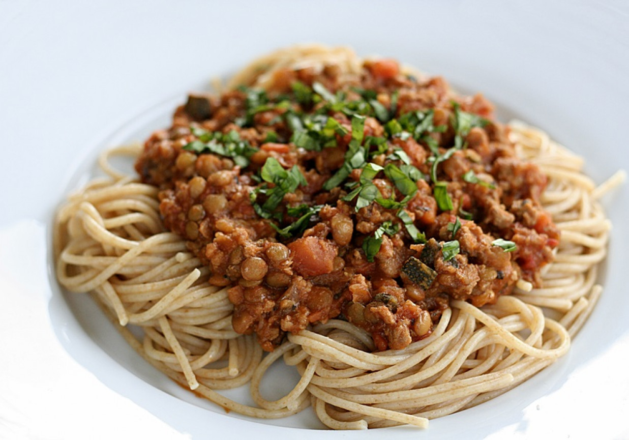 Spaghetti bolognese z zieloną soczewicą foto