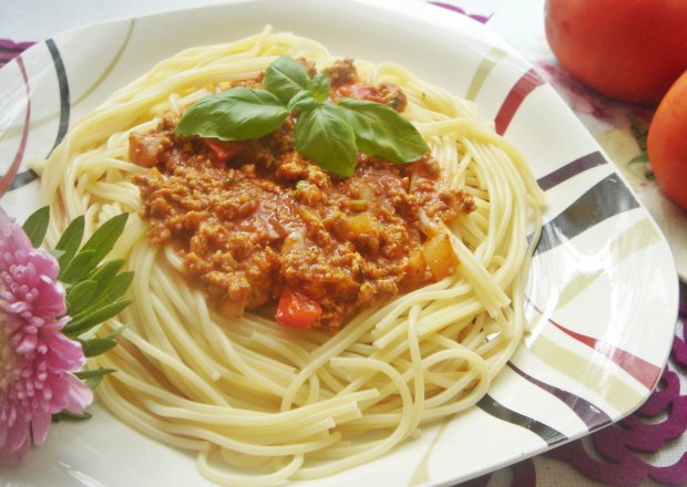 Fotografia przedstawiająca Spaghetti bolognese ze świeżymi ziołami