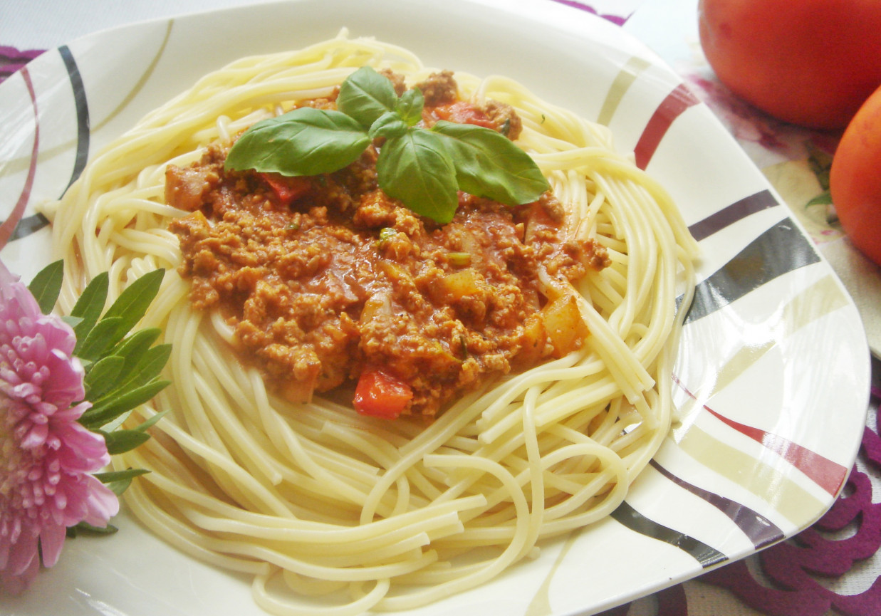 Spaghetti bolognese ze świeżymi ziołami foto