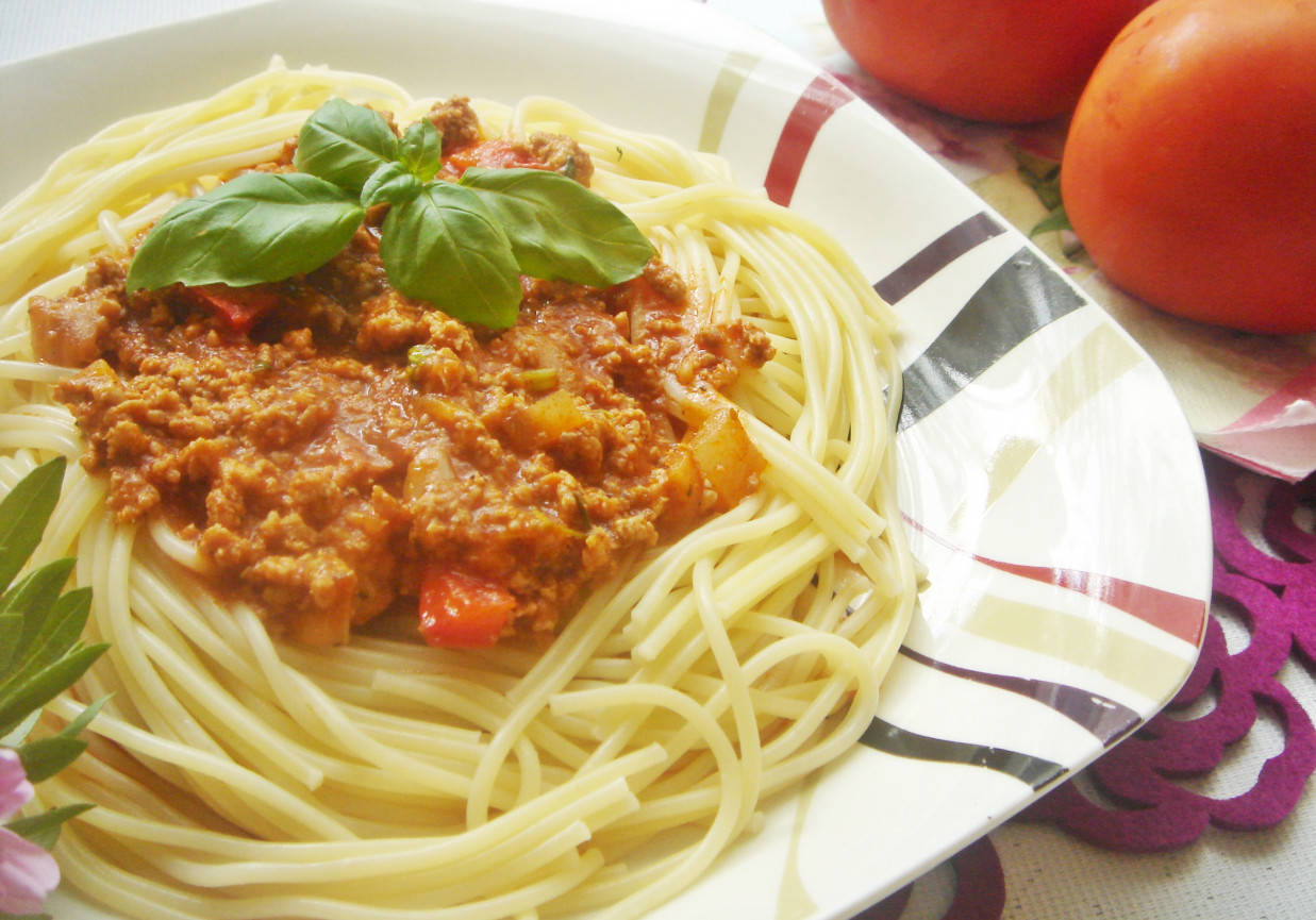 Spaghetti bolognese ze świeżymi ziołami foto