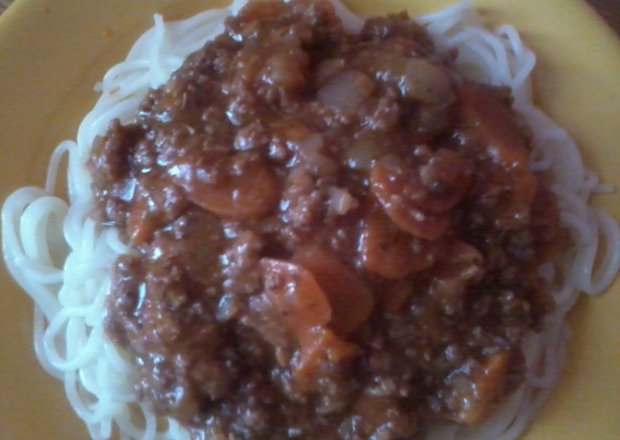 Fotografia przedstawiająca spaghetti bolońskie  z marchewką