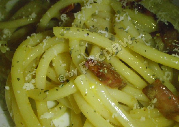 Fotografia przedstawiająca Spaghetti carbonara z grillowanym boczkiem