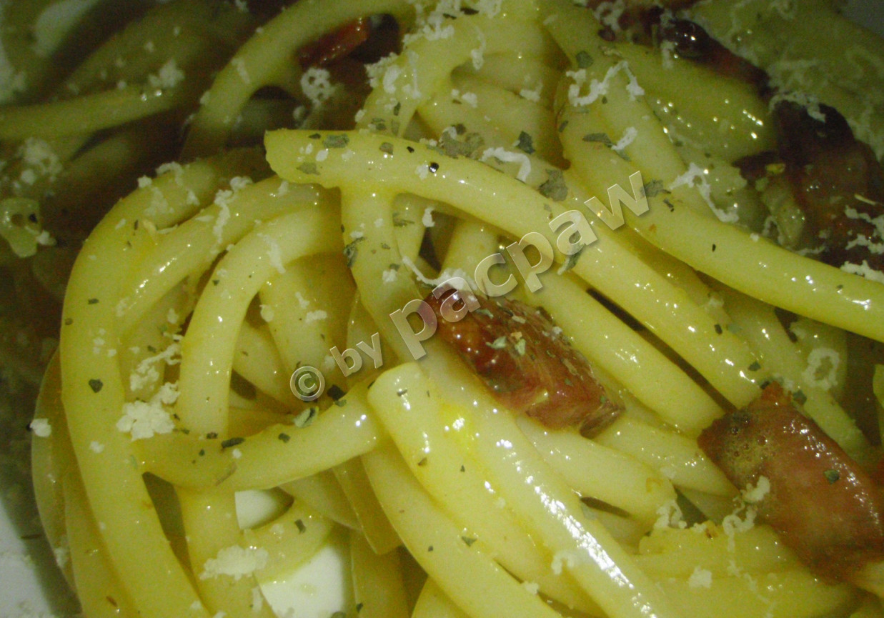 Spaghetti carbonara z grillowanym boczkiem foto