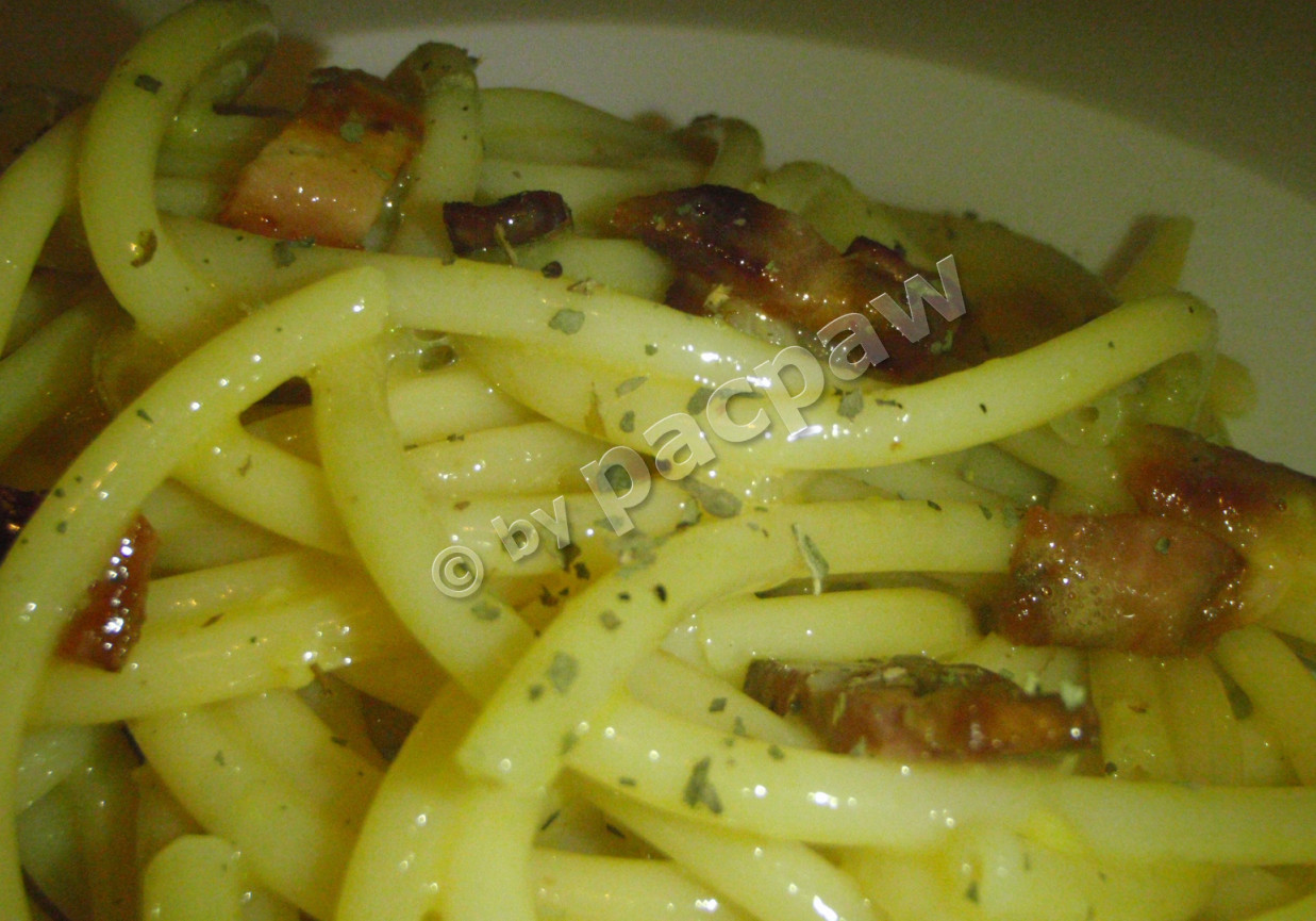 Spaghetti carbonara z grillowanym boczkiem foto