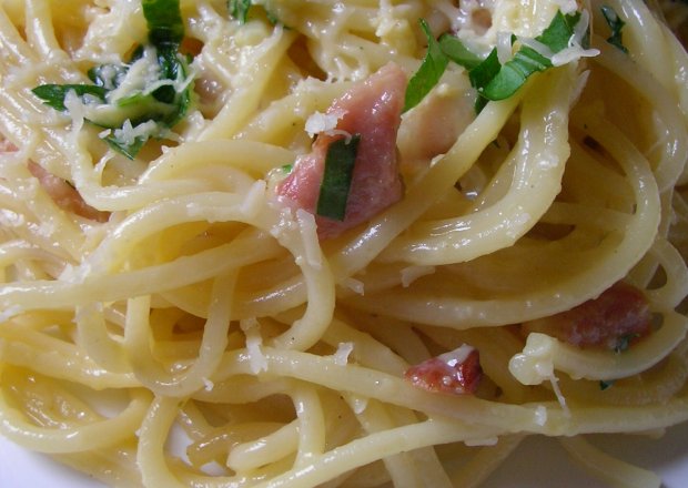 Fotografia przedstawiająca Spaghetti carbonara z natką pietruszki