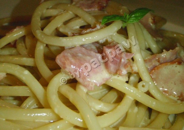 Fotografia przedstawiająca Spaghetti carbonara z polędwicą łososiową