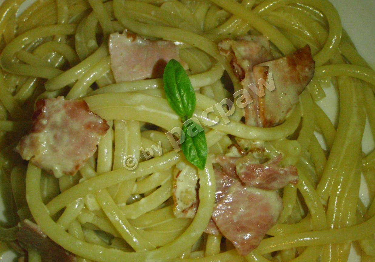 Spaghetti carbonara z polędwicą łososiową foto