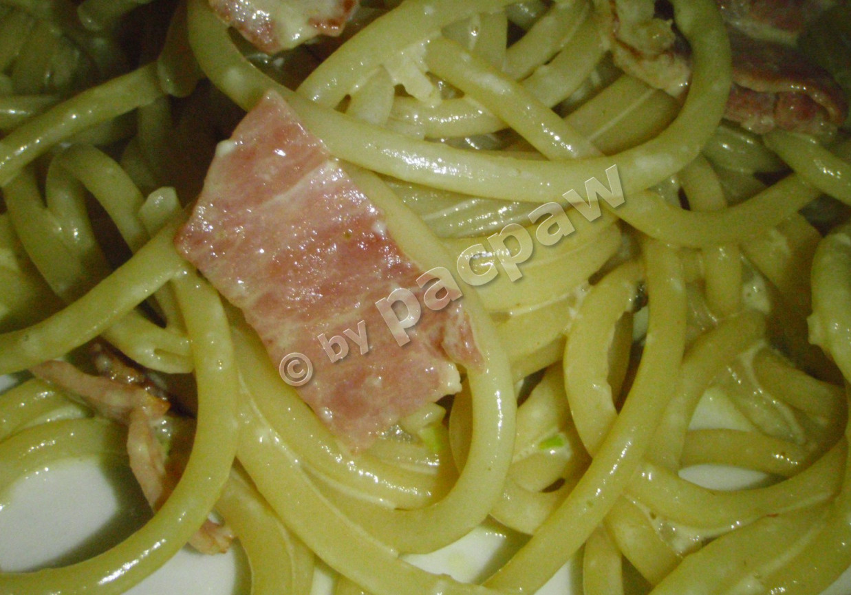 Spaghetti carbonara z polędwicą łososiową foto