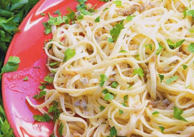 Fotografia przedstawiająca Spaghetti carbonara z posiekanych orzechów i gorgonzoli
