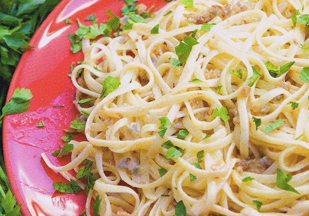 Spaghetti carbonara z posiekanych orzechów i gorgonzoli foto