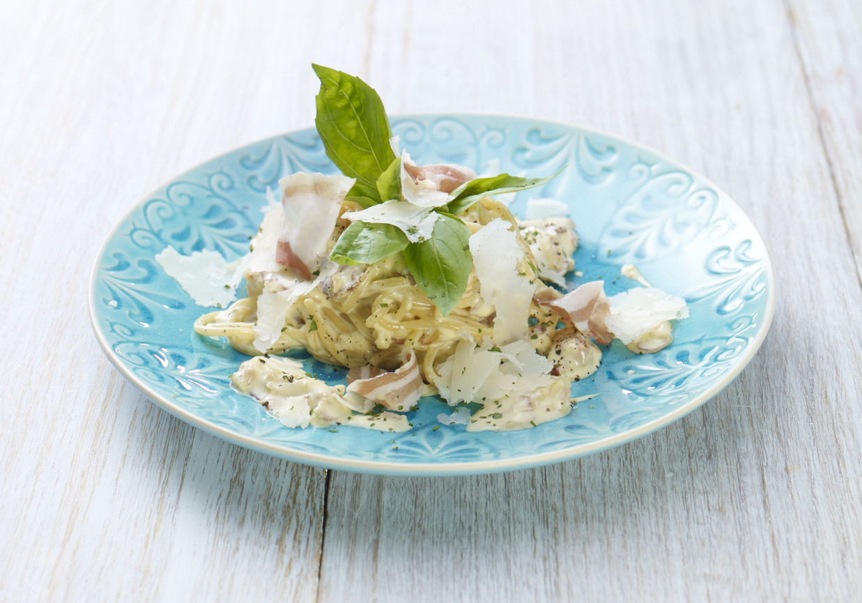 Spaghetti carbonara ze świeżo tartym serem parmezan DoradcaSmaku.pl