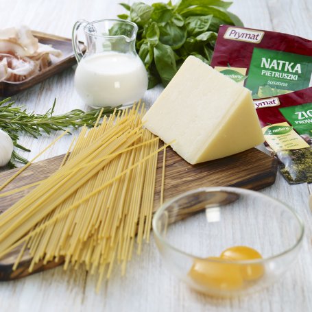 Krok 1 - Spaghetti carbonara ze świeżo tartym serem parmezan foto