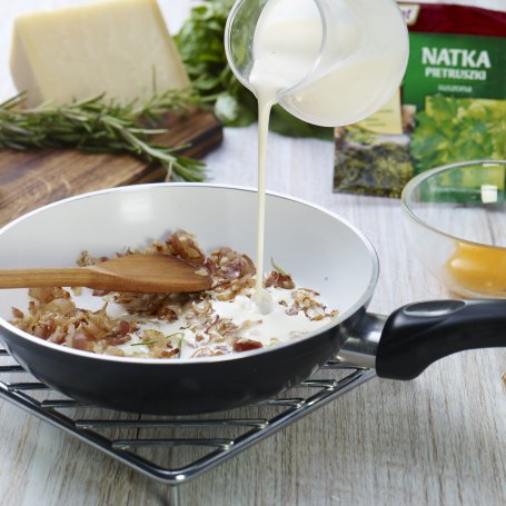 Krok 2 - Spaghetti carbonara ze świeżo tartym serem parmezan foto