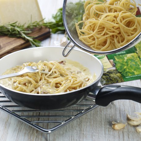 Krok 4 - Spaghetti carbonara ze świeżo tartym serem parmezan foto
