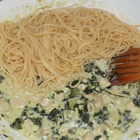 Krok 5 - Spaghetti drobiowe ze szpinakiem foto