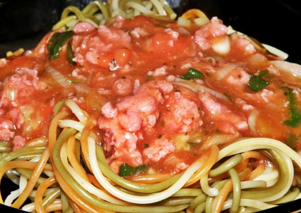 Fotografia przedstawiająca Spaghetti kolorowe w sosie pikantnym