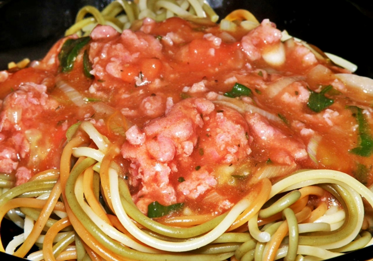 Spaghetti kolorowe w sosie pikantnym foto