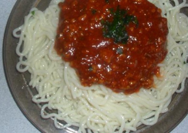 Fotografia przedstawiająca Spaghetti -makaron z sosem pomidorowym