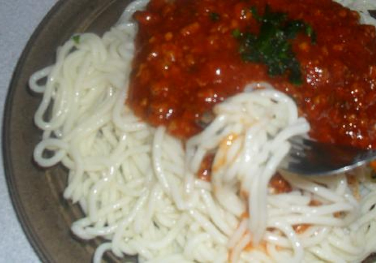 Spaghetti -makaron z sosem pomidorowym foto
