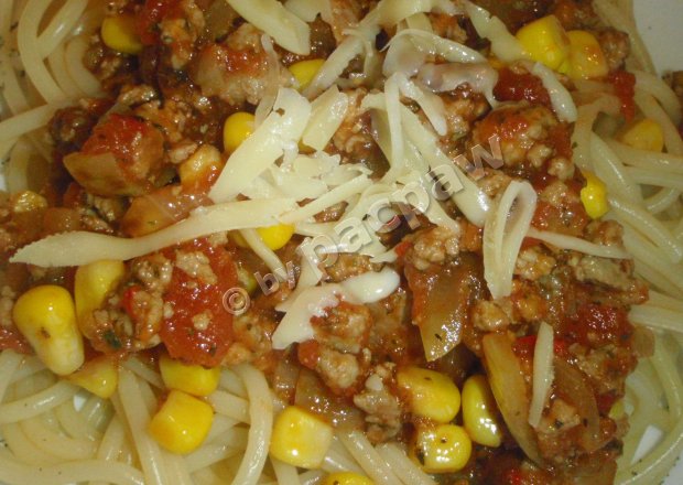 Fotografia przedstawiająca Spaghetti mięsne z kukurydzą