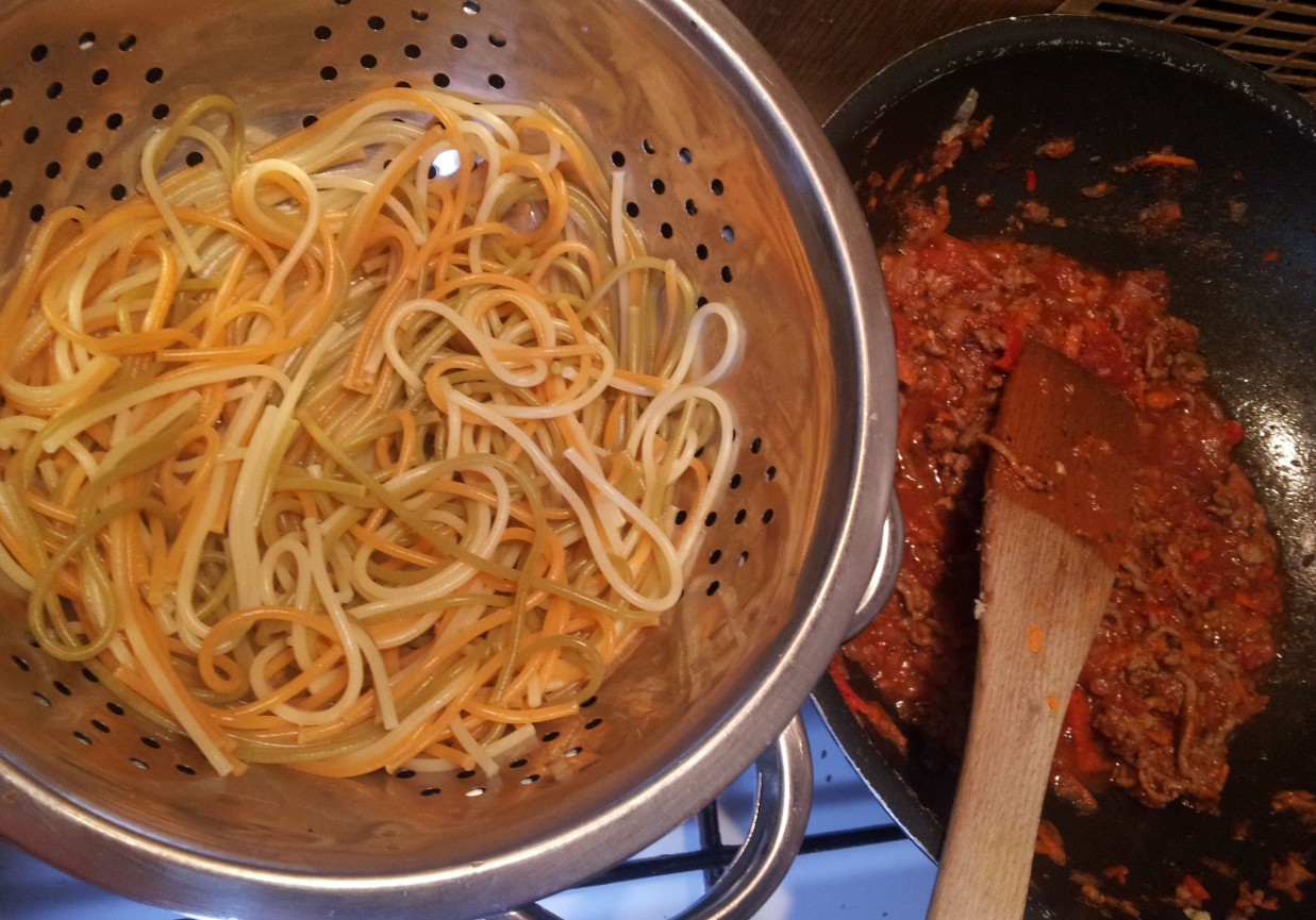 Spaghetti na kolorowo foto
