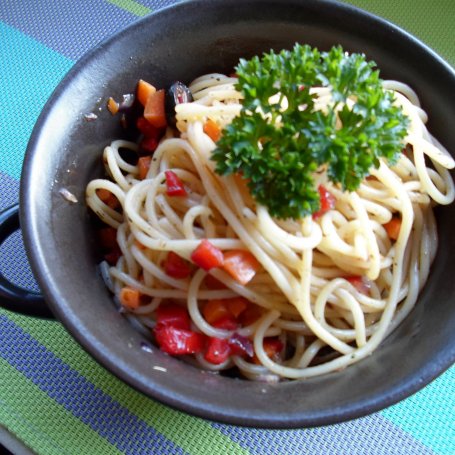 Krok 4 - Spaghetti na oliwie z czosnkiem i warzywami foto
