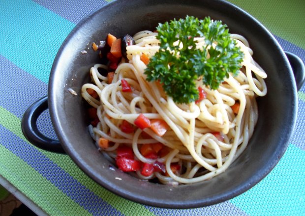Fotografia przedstawiająca Spaghetti na oliwie z czosnkiem i warzywami