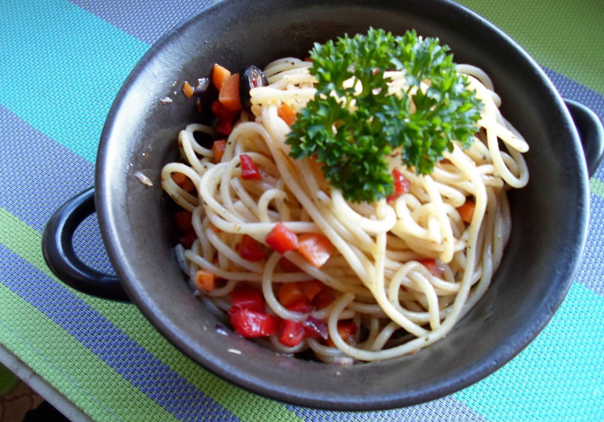 Spaghetti na oliwie z czosnkiem i warzywami foto