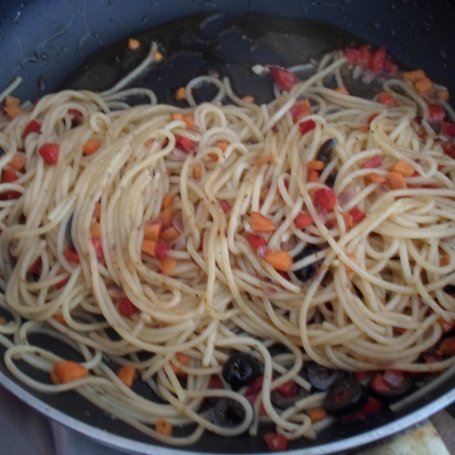 Krok 3 - Spaghetti na oliwie z czosnkiem i warzywami foto