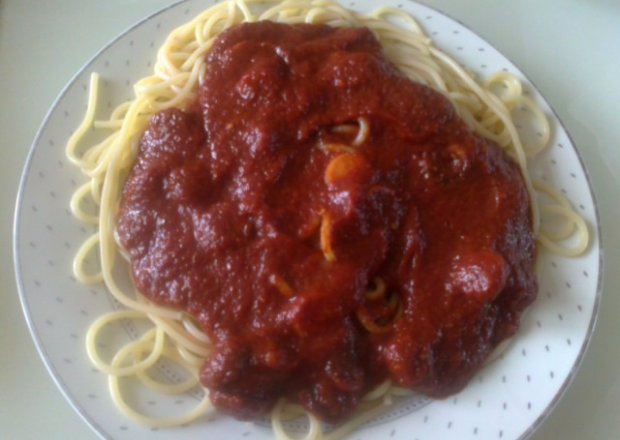 Fotografia przedstawiająca Spaghetti na ostro z sosem pomidorowym i parówkami