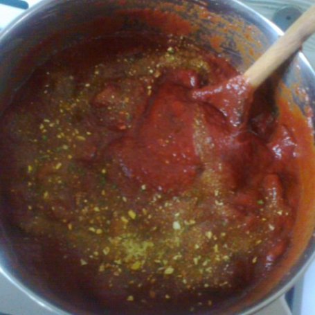 Krok 4 - Spaghetti na ostro z sosem pomidorowym i parówkami foto