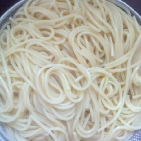 Krok 5 - Spaghetti na ostro z sosem pomidorowym i parówkami foto