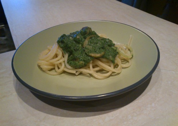 Fotografia przedstawiająca Spaghetti na zielono: szpinakowo-pieczarkowe