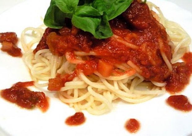 Fotografia przedstawiająca Spaghetti napoletana czyli z sosem pomidorowym